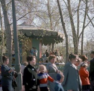 Parkbesucher am Kinderkarussel im Gorki-Park