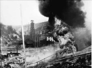 Cherson [Ukraine]: Naphta-Hafen, zerbombte Öltanks, brennend