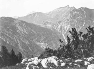 Im Gebirge : Blick über ein Gebirge