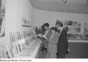 Besucher am Stand des Kinderbuch Verlages Berlin im Hansa-Haus, Herbstmesse 1953