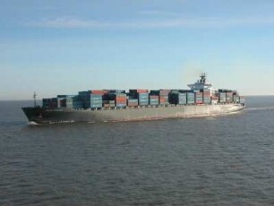 Cuxhaven - Ein Containerschiff fährt seewärts : Schiff in der Elbemündung vor Cuxhaven, aufgenommen am 24. November 2004