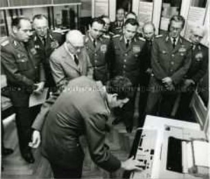 Eröffnung einer Ausstellung über Mikroelektronik im Ministerium des Innern