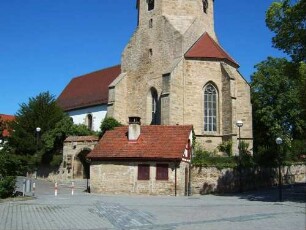 Ansicht von Südosten mit Kirche (Chorturm und Langhaus im Kern Romanisch-Gotisch überarbeitet und 1910 renoviert)-einst feste Kirchhofmauer im 18 Jh zur Ortsseite abgetragen-1062006