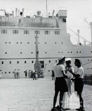 Genua. Hafen. Matrosen am Pier