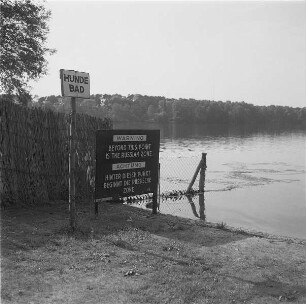 Berlin. Warnschild mit dem Hinweis "Beyond this point it the russian zone", "Hinter diesem Punkt beginnt die Russische Zone"