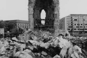 Archäologische Enttrümmerung der Frauenkirche. Freilegung des Altarprospektes