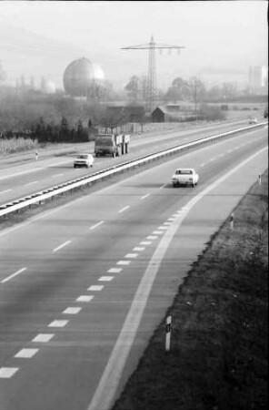 Freiburg: Autobahnzubringer Mitte mit Gaskugel und Hochspannungsmast