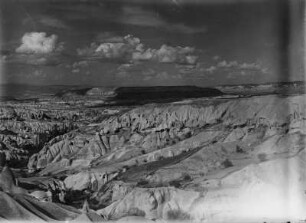 Uchisar : Die Landschaft von Uchisar und die Höhlenhäuser im mittleren rechten Bildrand.