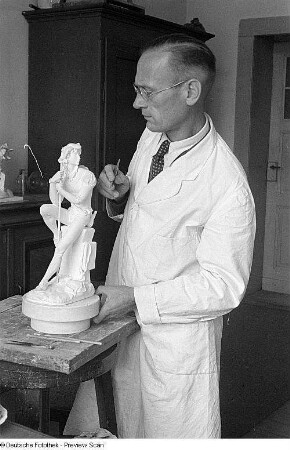 Aufnahmen aus der Porzellanmanufaktur Meissen : Modellieren einer Figur