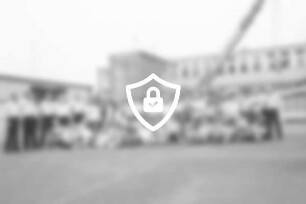 St. [Name maskiert] 19. Jugendaustausch: Besuch der Feuerwache Billstedt: Gruppenfoto der französischen und deutschen Jugendlichen mit ihren [Name maskiert] Gastgebern und [Name maskiert] vor der Wache: ein Feuerwehrkran im Hintergrund: 18. [Name maskiert]