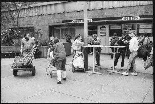 Menschen am Imbiss-Stand