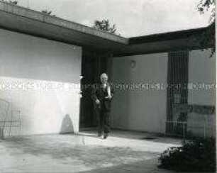 Ludwig Erhard vor seinem Haus am Tegernsee
