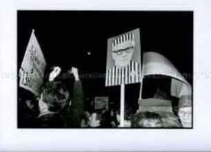 Demonstration vor der Volkskammer gegen die Staatssicherheit