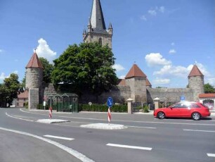 Ansicht von Ostsüdosten mit Kirche über Kirchhofmauer mit Südost- Ost- und Nordostturm