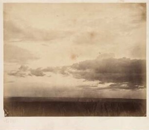 Wolkenstudie : Album mit Ledereinband, Metallschließe, Metallknöpfe in allen vier Ecken, bezeichnet goldgeprägt Mitte: ALBUM, bezeichnet typografisch auf Papieretikett oben Mitte: 451, auf 32 Seiten aus Karton mit Goldschnitt 32 aufgeklebte Albuminpapierabzüge; Seiten: je 22,5 x 29,5 cm, Album: 23,3 x 32 x 3,4 cm (1880/1890). Dresden: SLUB/DF 2024.D.8