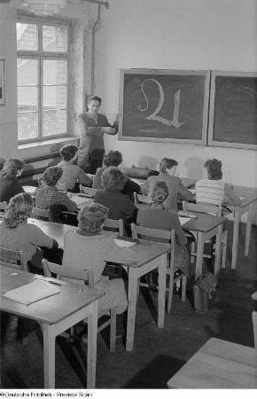 Berufsschüler beim theoretischen Unterricht im Klassenraum