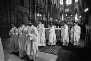 Freiburg: Priesterweihe im Münster, Auszug der Priester