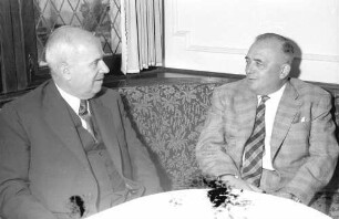 Feiburg: Oberpostdirektion; Staatssekretär Dr. Steinmetz und Direktor des Intern. Weltpostvereins Dr. Hess