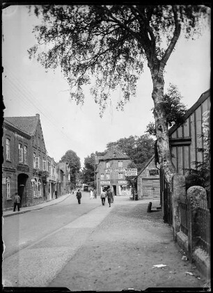 Lauenburg (vermutlich). Straßenansicht mit Wohnhäusern und Ladengeschäften, C. Burgdorff Konfektion und Manufaktur