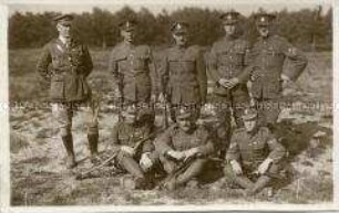 Gruppenbild von Angehörigen des Royal Army Ordnance Corps auf einem Feld bei Shanghai