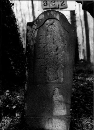Grabstein 832 (neu: 66)