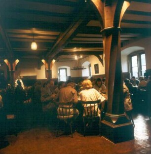 Jagsthausen. Götzenburg. Besucher beim Essen im Rittersaal (Gaststätte)