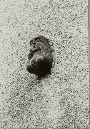 Brunnen mit Portalabschluss und drei Steinköpfen