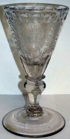 Glaspokal aus farblosem Glas