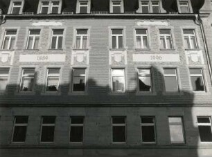 Dresden-Pieschen, Großenhainer Straße 132/130. Doppelwohnhaus (1889). Fassadendetail mit Bezeichnung 1889 und 1996 (Renovierung)