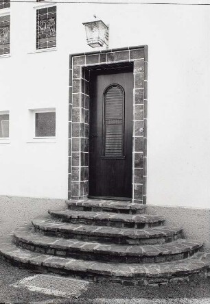 Wermsdorf. Zweifamilienhaus, Haustür mit Treppe