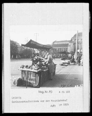 Leipzig. Gemüseverkaufsstände vor dem Hauptbahnhof