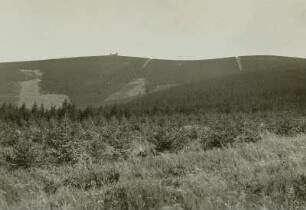 Fichtelberg : Erzgebirge. Blick auf Vorderen und Hinteren Fichtelberg. Auf dem Vorderen Fichtelberg die Wetterwarte und das Berggasthaus. In der Tiefe davor die Mittweidaquelle