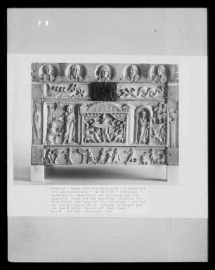 Reliquienkästchen — Vorderseite: Medaillons mit Christus und vier Aposteln; Jonas und der Walfisch; Christus als Wundertäter (Heilung der Blutflüssigen), als Lehrer und als guter Hirte; Susanna im Garten und vor dem Richter, Daniel mit zwei Löwen