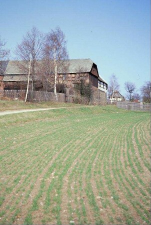 Acker, Weg und Bauernhof