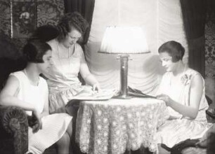 Hulda Hanisch und zwei junge Frauen im Wohnzimmer der Familie Hanisch