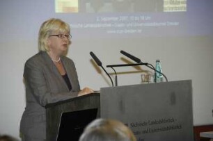 Eröffnung im Vortragssaal. Prof. Dr. Claudia Lux bei ihrer Ansprache