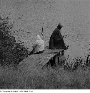 Zwei Angler auf einem Holzsteg