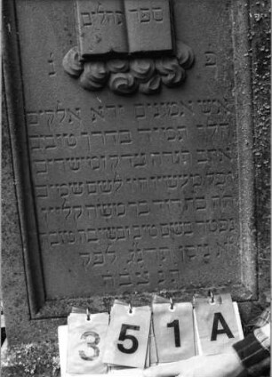Grabstein 351 (Index: 99789495) Material: Sandstein Zustand: gut, Schrift schwarz Maße HxBxT: 199x63x20 cm Symbolik: florale Motive, aufgeschlagenes Buch mit Inschrift: Psalmenbuch Besonderheit: Aufsatz identisch mit Nr. 257: Grabstein 351A
