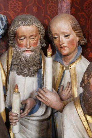 Marientod-Retabel — Marientod — Rechte Figurengruppe — Zwei Apostel mit brennenden Kerzen