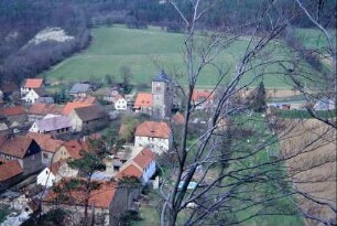 Blick von SO auf den Ort: Bauernhöfe, Kirche, Pfarrhaus, Sportplatz
