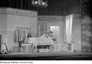 Szene des Theaterstücks "Peterchens Mondfahrt" im Theater der Jungen Welt