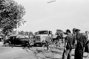 Zusammenstoß eines PKW mit einem LKW bei der Güterbahnbrücke südlich des Hauptbahnhofs.