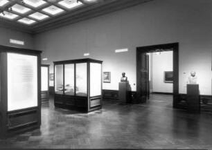 Carl Gustav Carus. Natur und Idee, eine Ausstellung der Staatlichen Kunstsammlungen Dresden und der Staatlichen Museen zu Berlin ; 26. Juni bis 20. September 2009 ; die Ausstellung des Kupferstich-Kabinetts und der Galerie Neue Meister der Staatlichen Kunstsammlungen Dresden findet an zwei Orten statt: Gemäldegalerie Alte Meister ..., Residenzschloss Dresden... Raumaufnahme in der Abteilung Dialoge