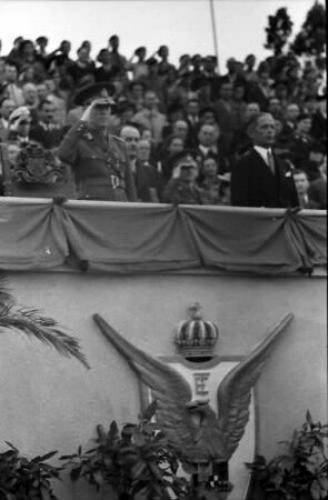 Bukarest: 1. Staatsjugendtag, Marschall Antonescu auf Tribüne
