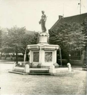 Marktbrunnen : Marktbrunnen. Metall, Stein (1912/13; C. Brose). Alt-Homberg, Bismarckplatz