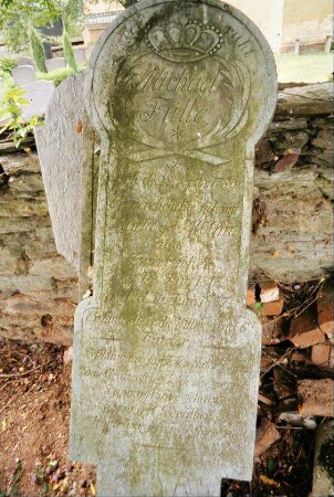 Leichenstein eines Michael Fülle an der Friedhofsmauer, 19. (?) Jh.