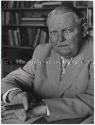 Ludwig Erhard am Schreibtisch in seinem Haus am Tegernsee