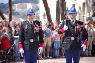 Monte Carlo - Wachablösung : Wachablösung am Fürsten-Schloss in Monaco, aufgenommen 2006