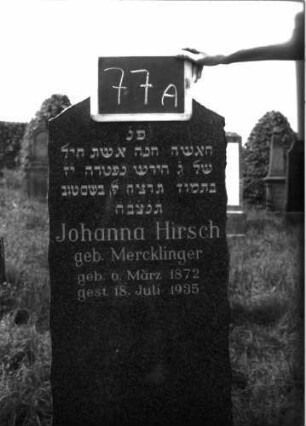 Grabstein 77 (Index: 100100710) Material: Granit Zustand: gut Maße HxBxT: 140x45x16 cm Beschreibung: Stele, Sockel, giebelartiger Abschluß: Grabstein 77A