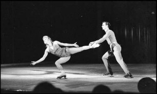 Freiburg: Stadthalle, Eisballett, Leopold Bierer mit Friederike Schropp